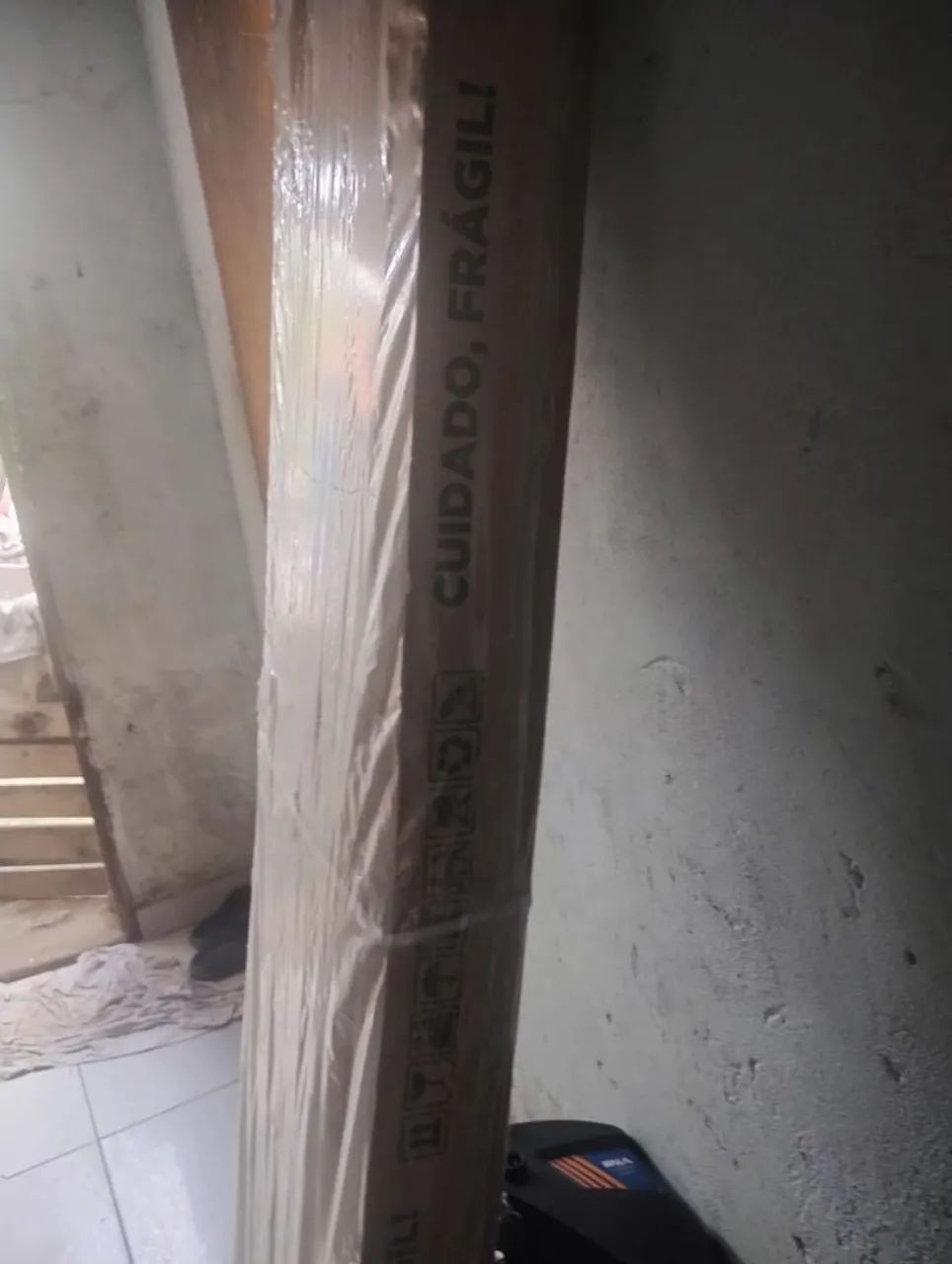 Vendo guarda-roupas solteiro com 4 portas e 2 gavetas, branco. - Foto 3