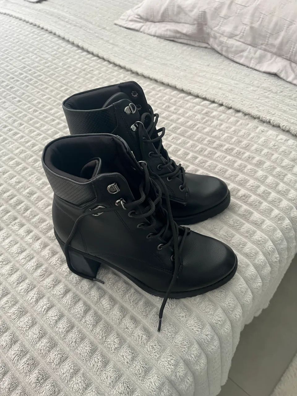 Tênis e bota - Foto 2