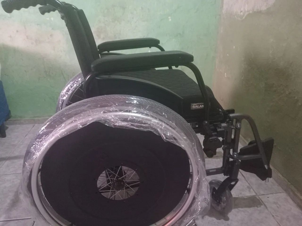 Vendo cadeira de rodas nova. - Foto 3