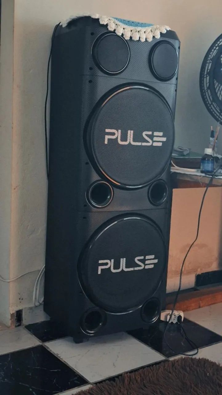 Vendo caixa de som semi nova pouco tempo de uso bem conservada 