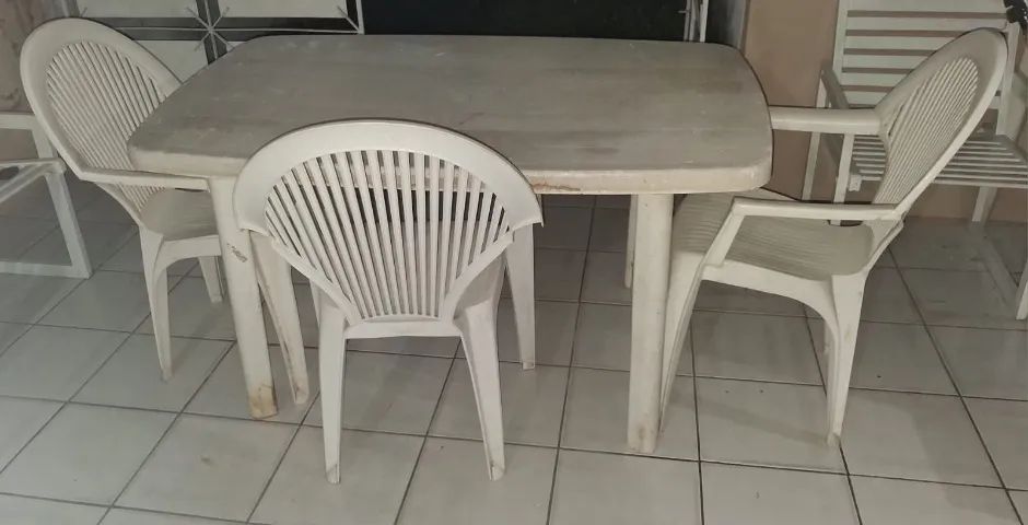 Mesa de Plástico Resistente e Três Cadeiras de Plástico Resistente
