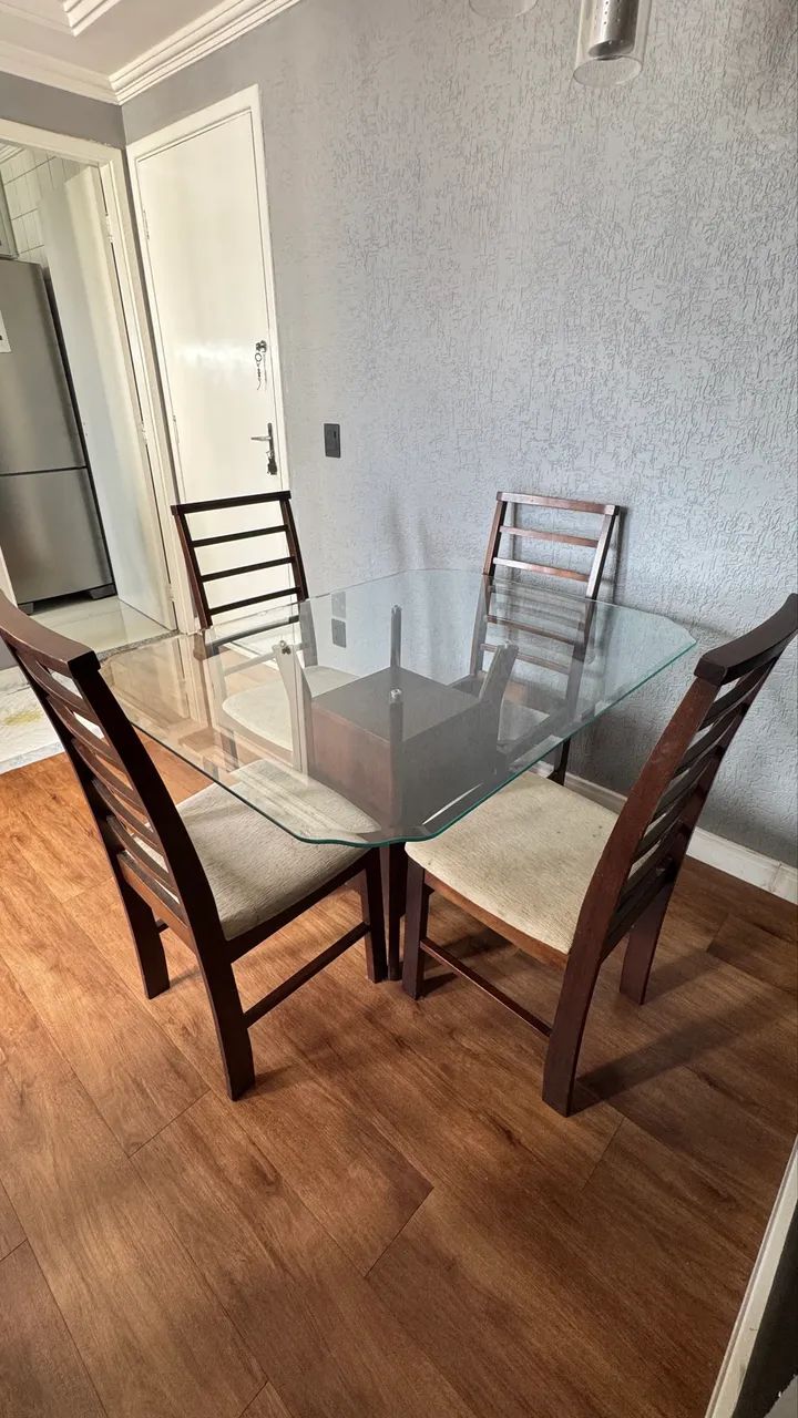 Mesa em madeira 4 cadeiras (video na descrição) - Foto 3