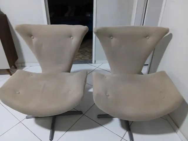 Duas poltronas giratória. 