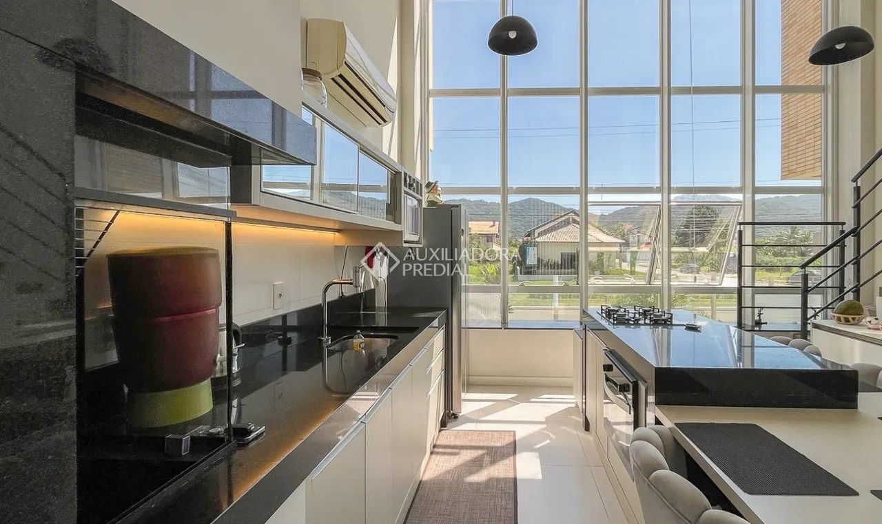 Lindo loft com pé direito duplo todo mobiliado a passos do mar