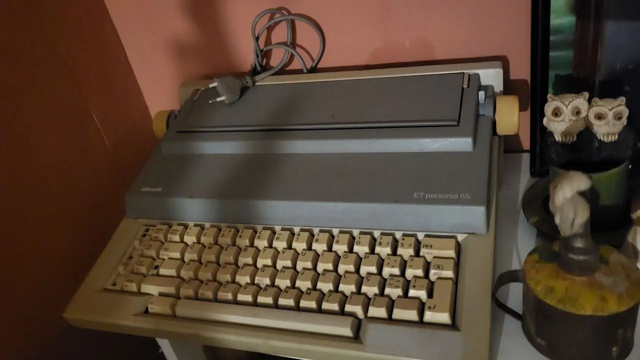 máquina de escrever eletrônica Olivetti ET Personal 55