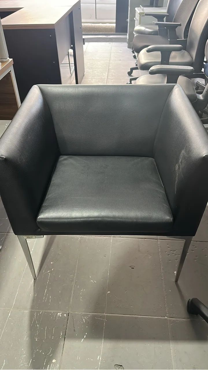 Sofá um lugar corino preto sem rasgo bom estado