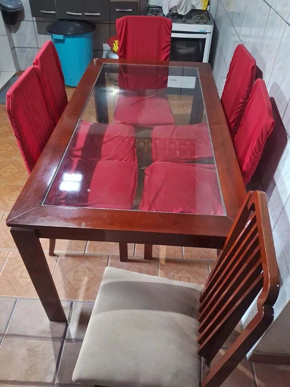 Mesa de madeira e vidro com 06 cadeira - Foto 3