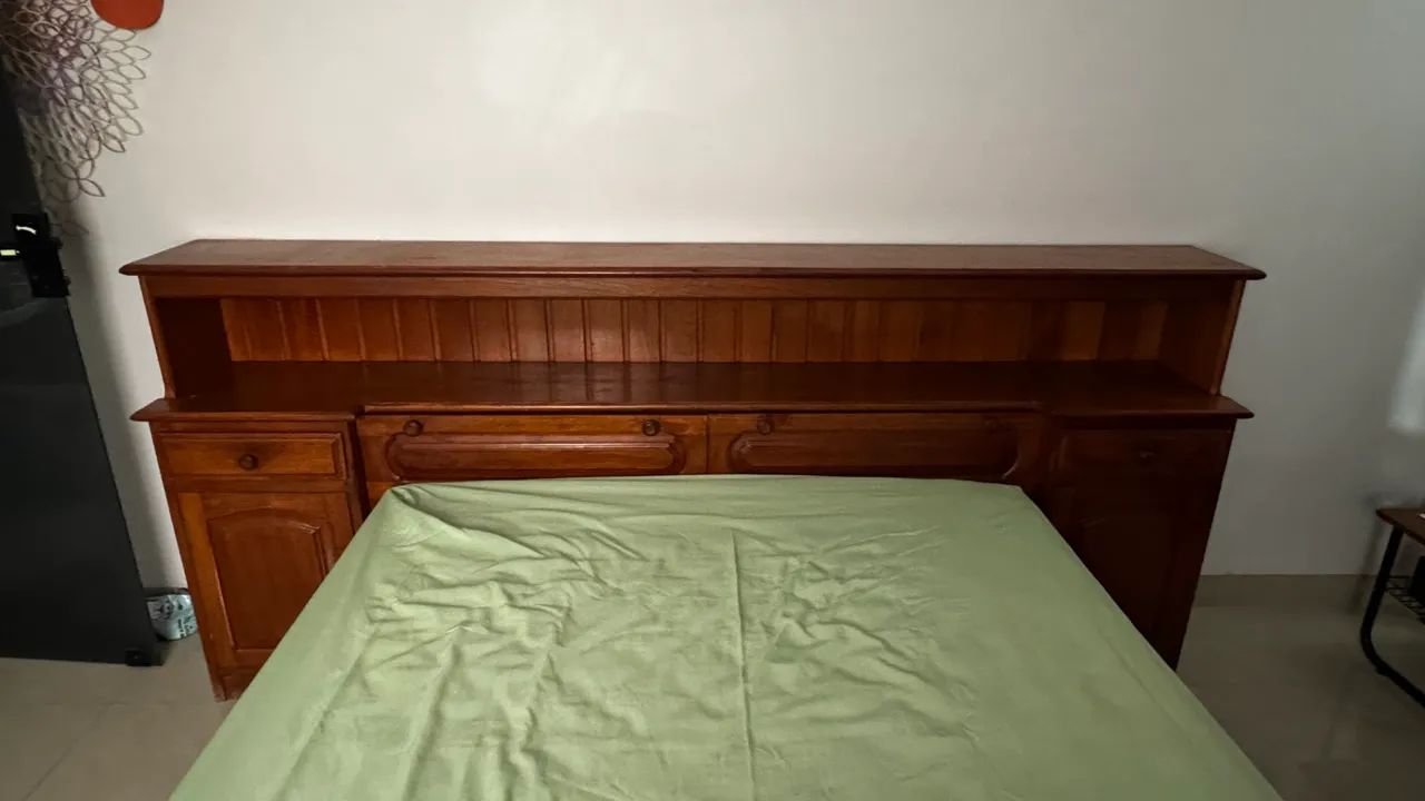 Cama Casal em madeira maciça com cabeceira 