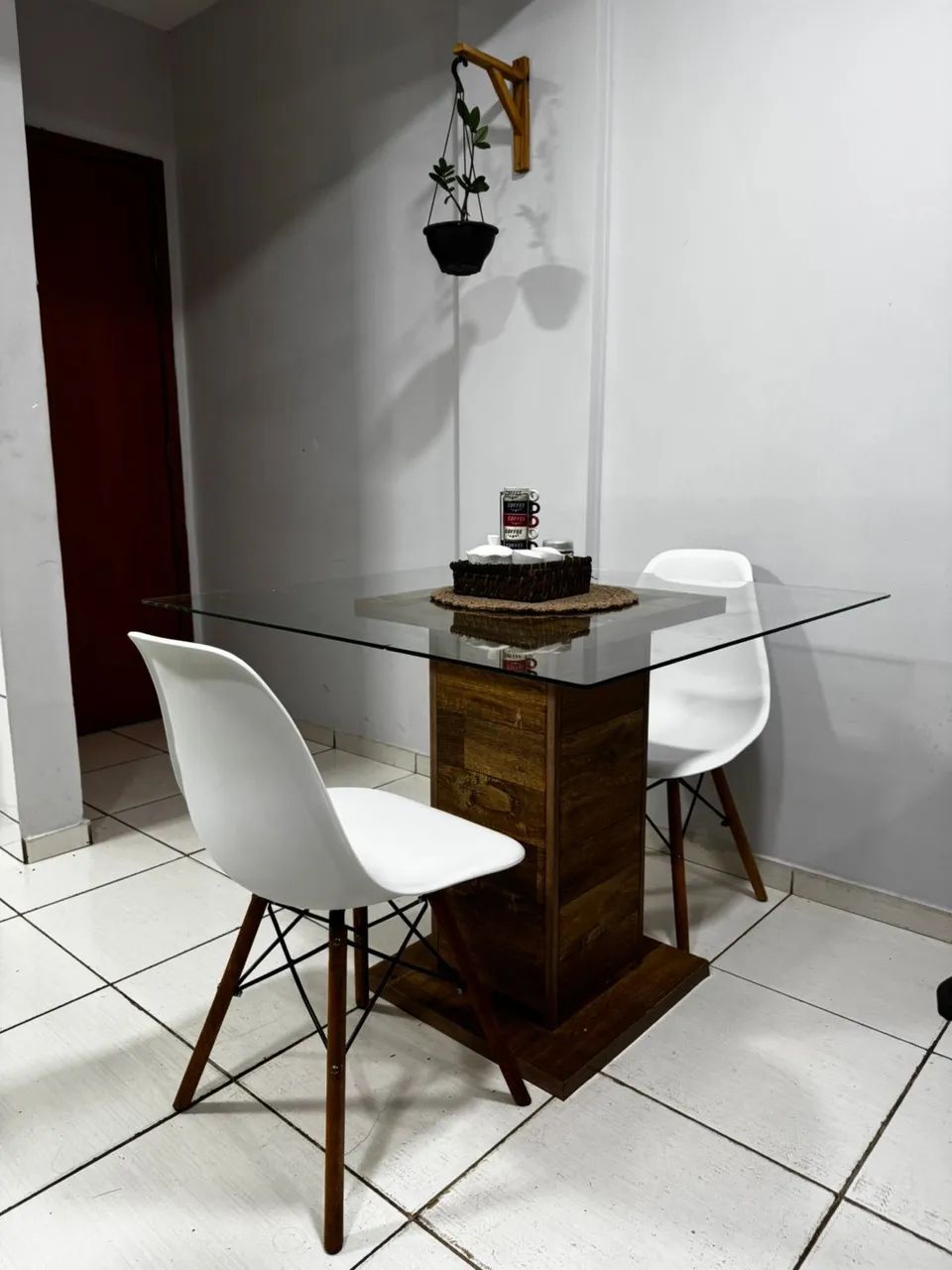 Mesa de Jantar Vidro, c/ Base de madeira + 2 cadeiras Eames Eiffel.