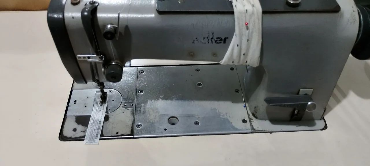 Máquina industrial, bem antiga, de marca alemã, funciona perfeitamente bem.