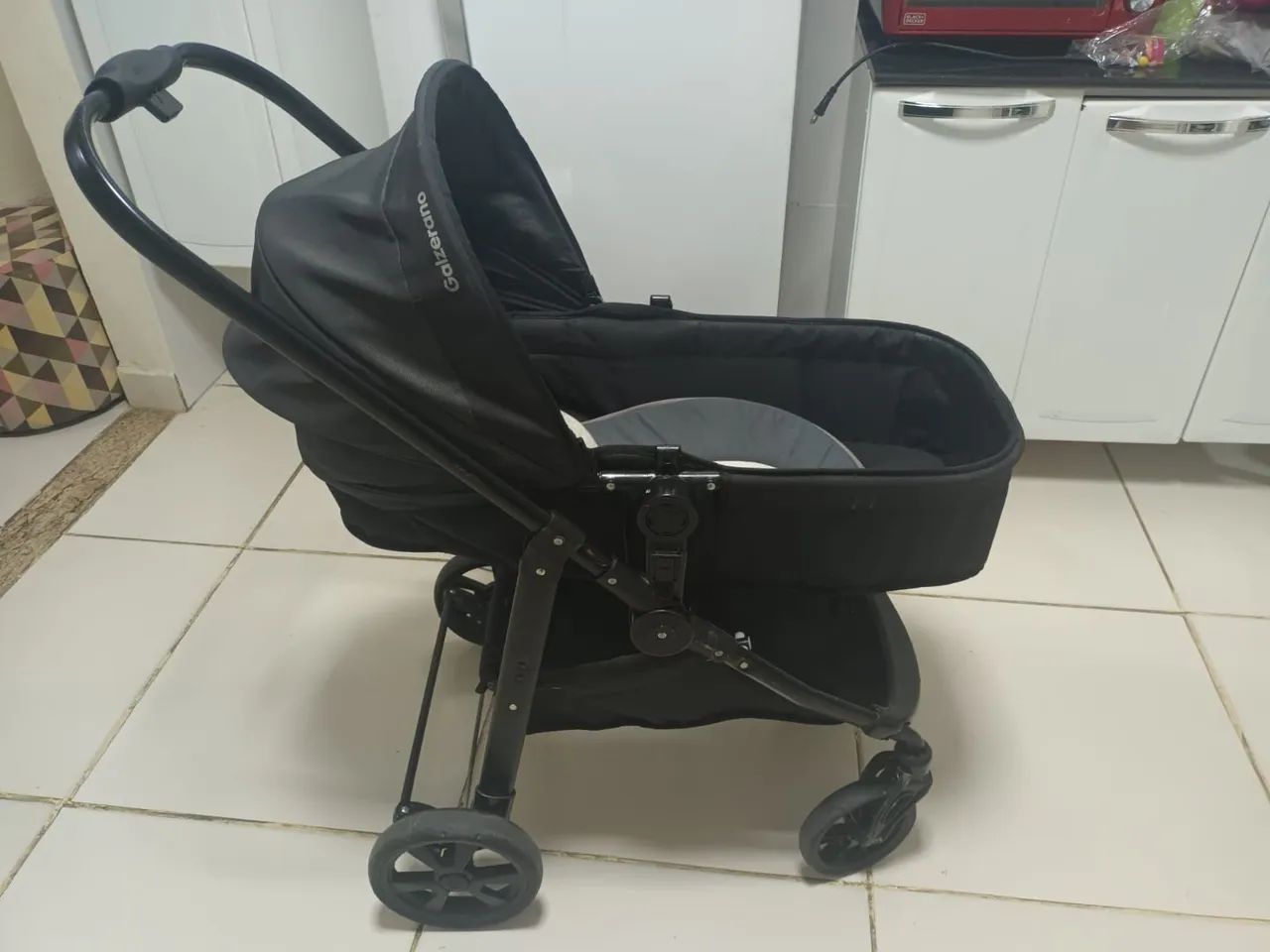 Garrinho Moises Galzerano com bebê comforto - Foto 4