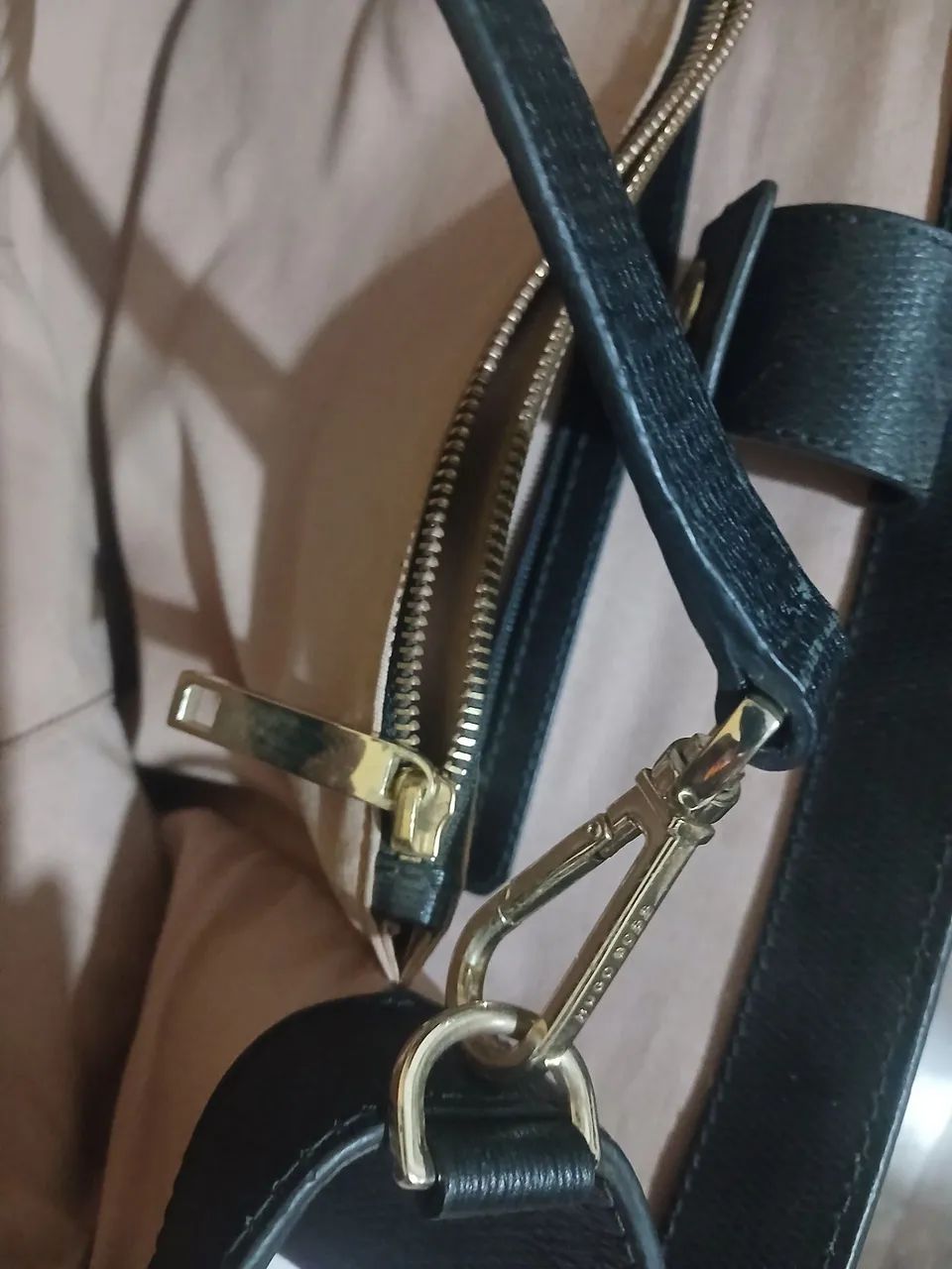 Bolsa em couro semi nova da Hugo Boss - cor preta - Foto 3