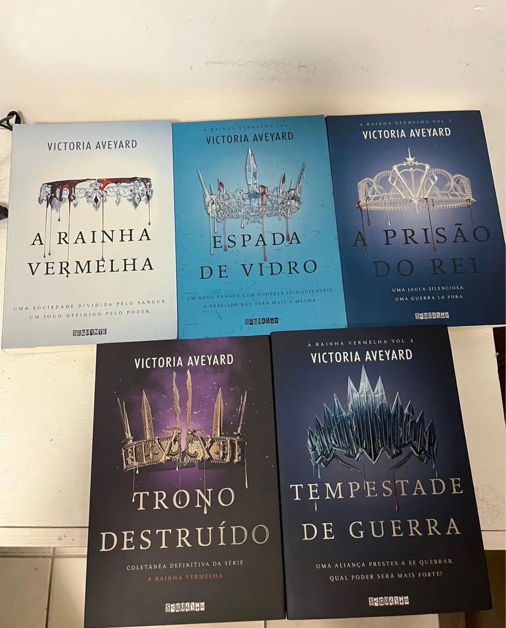BOX RAINHA VERMELHA, perfeito estado!!!! - Foto 3