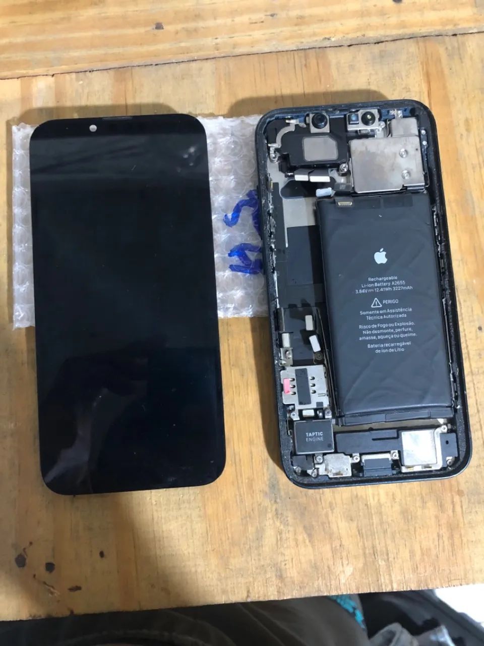 IPhone 13 frontal e carcaça completa.