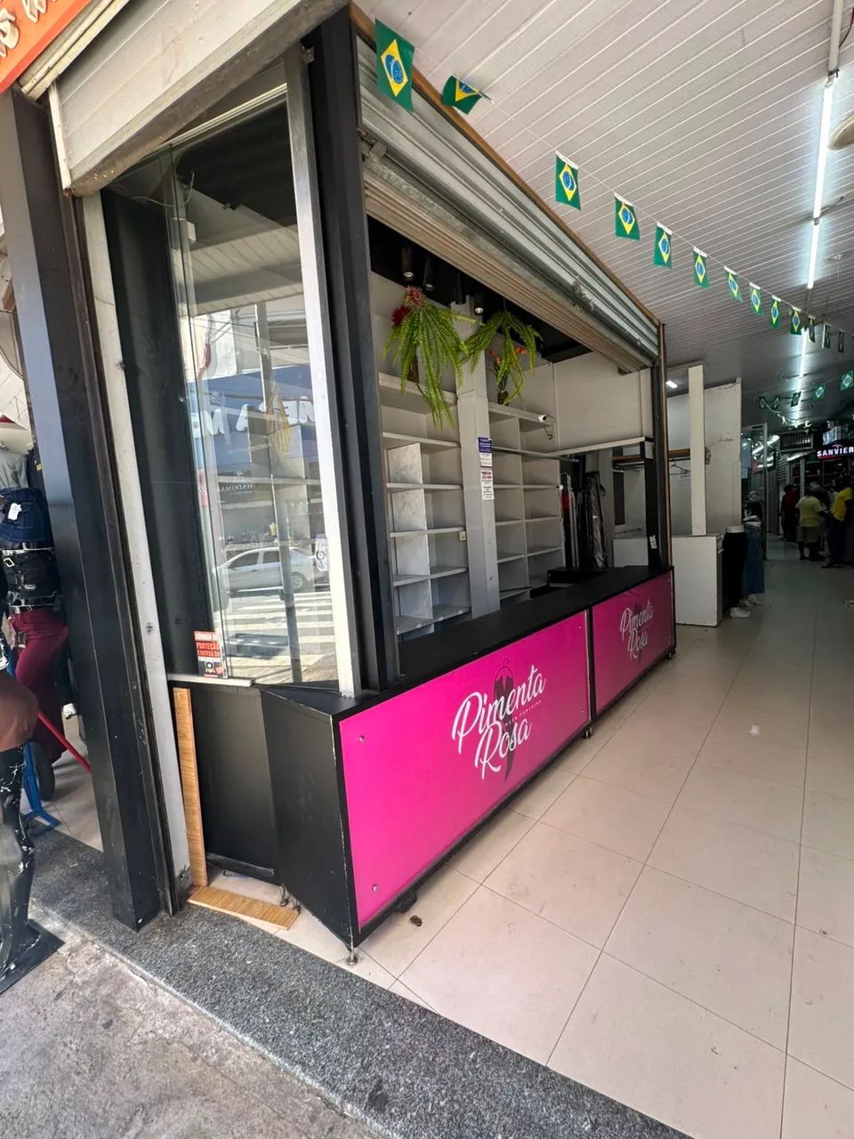 Loja de Porta em frente ao hotel Mega Moda 
