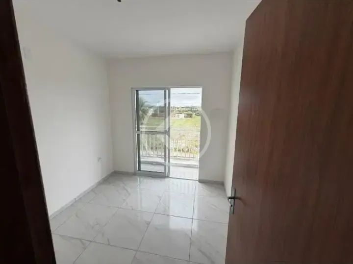 Imóvel com fachada moderna, acabamento em tons de cinza e branco e ambientes amplos, que p - Foto 2