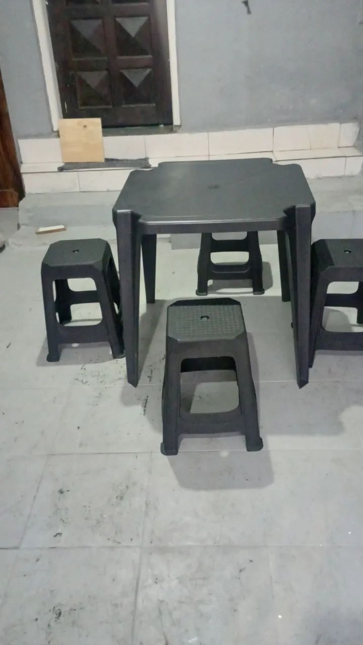 Mesa de plástico com quatro bancos - Foto 3
