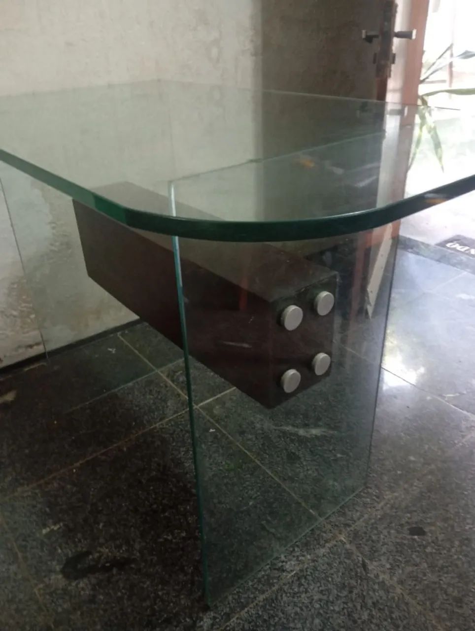 Mesa de vidro seminova de 2 cadeiras completa  - Foto 3