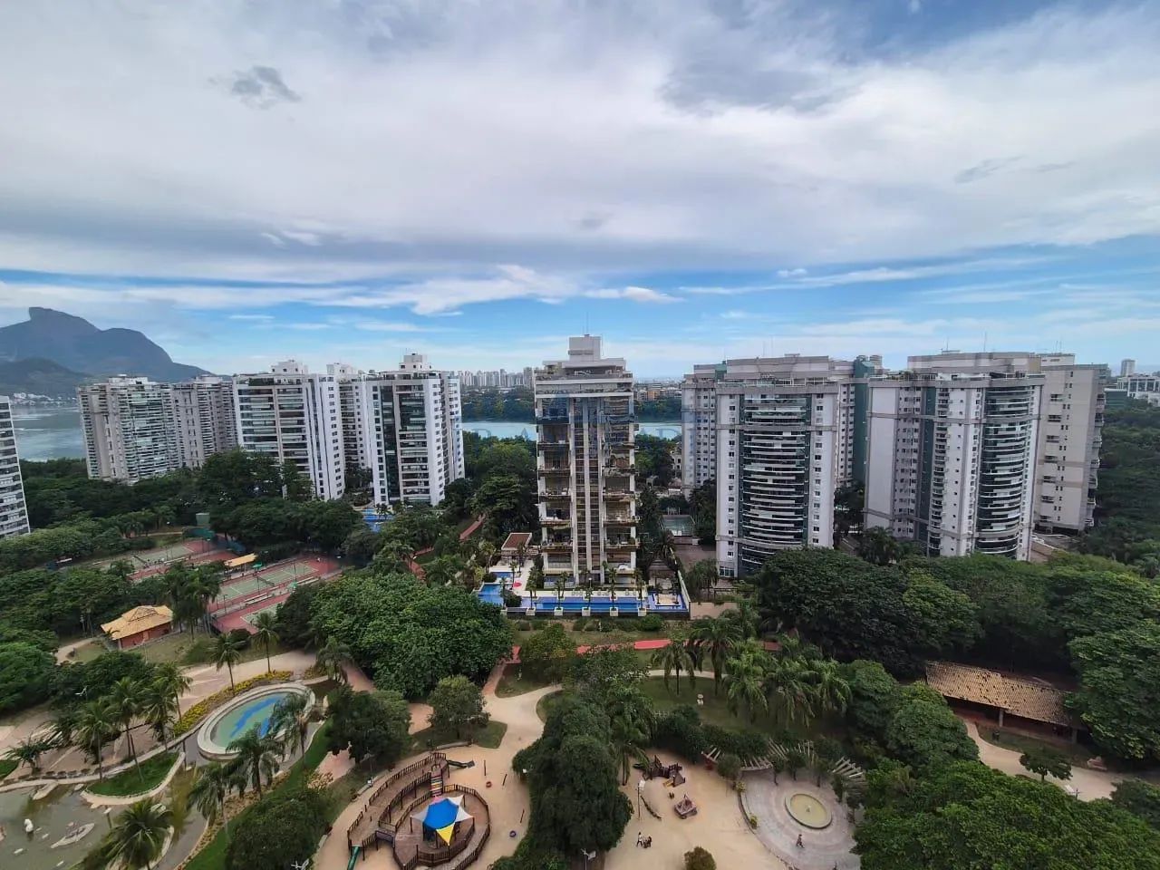 Cobertura duplex com 443m², vista 360º com direito de uso da laje, espaço gourmet e piscin