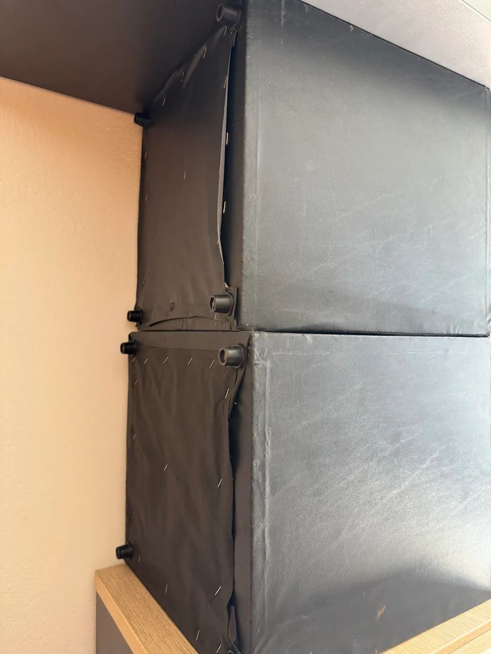 Dois pufs e um criado mudo com gaveta  - Foto 2