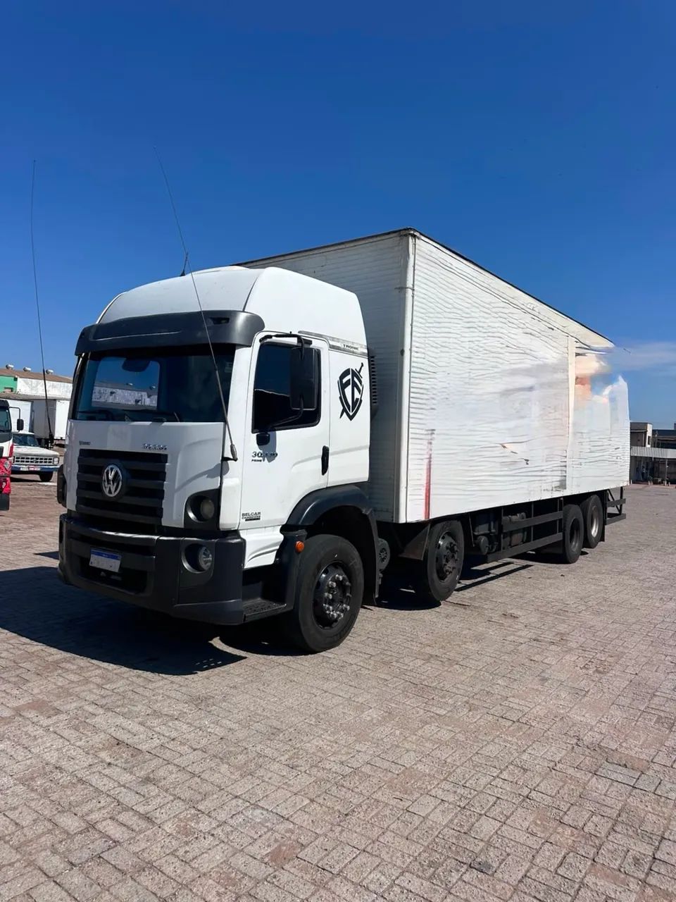 Caminhão Bitruk 