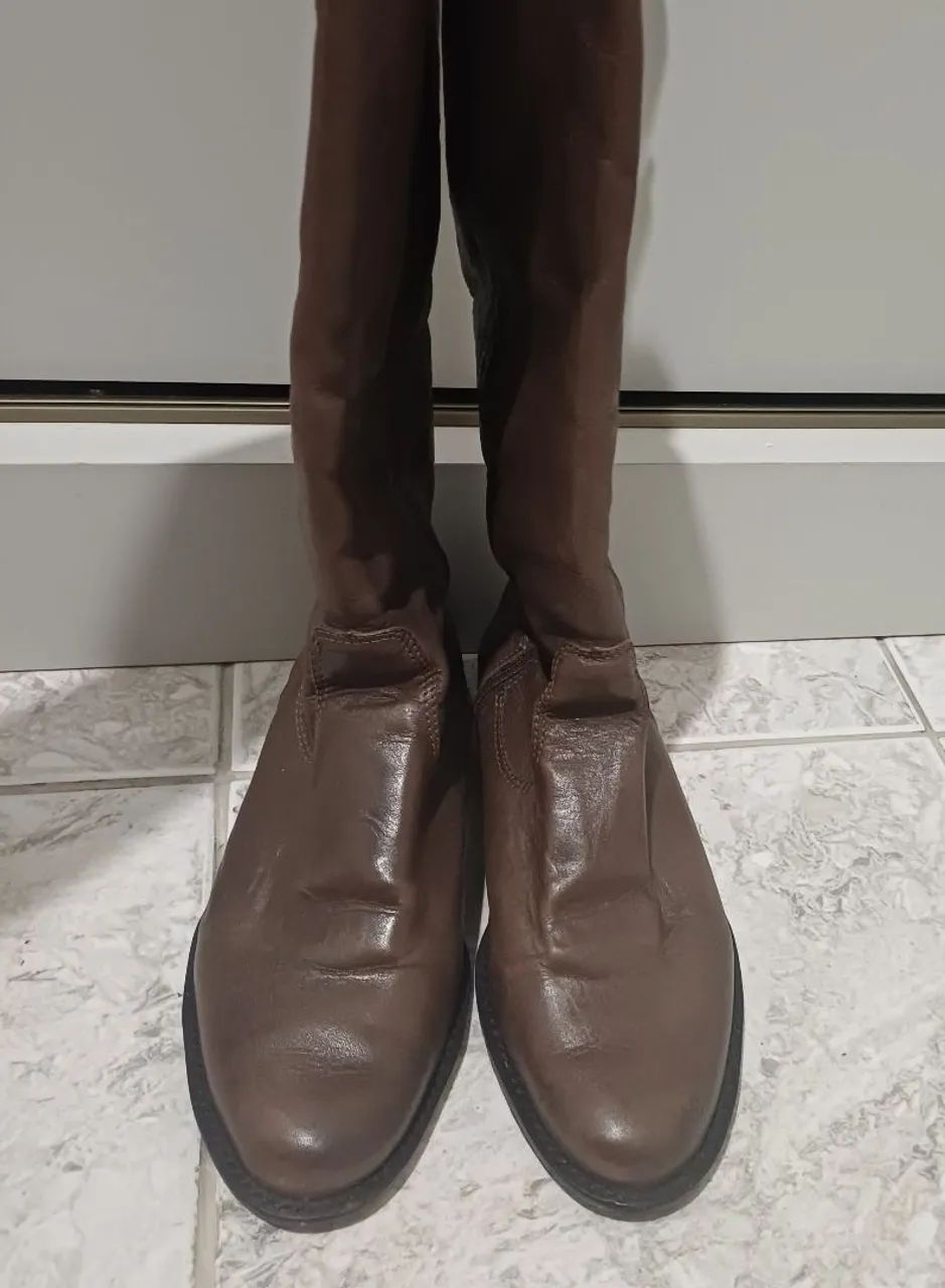 Bota de couro cano longo. - Foto 3