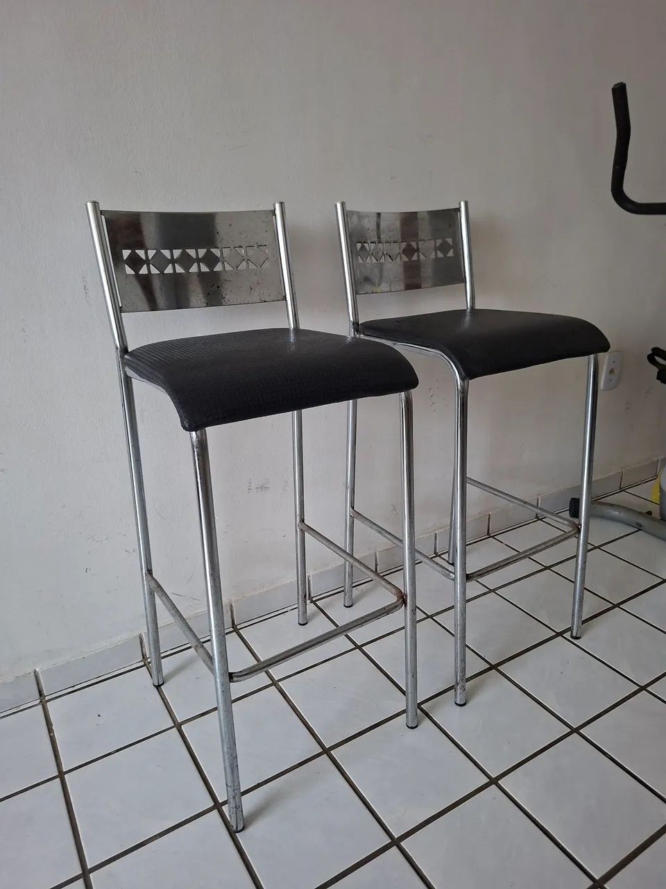 Vendo 2 banquetas - R$ 250 - Foto 3