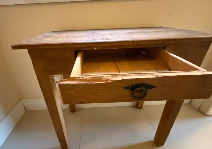 Mesa / Escrivaninha de Madeira Maciça Vintage com Gaveta - Foto 3