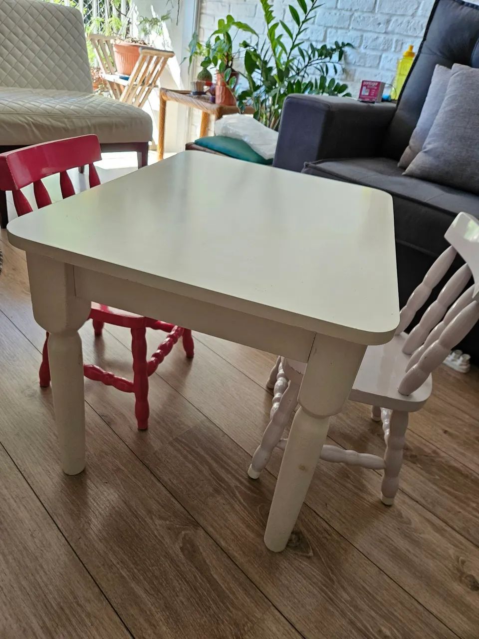 Mesa infantil estilo country com 2 cadeirinhas