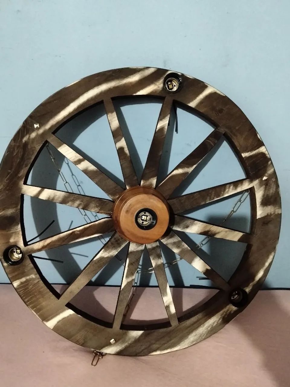 Roda de carroça, luminária 