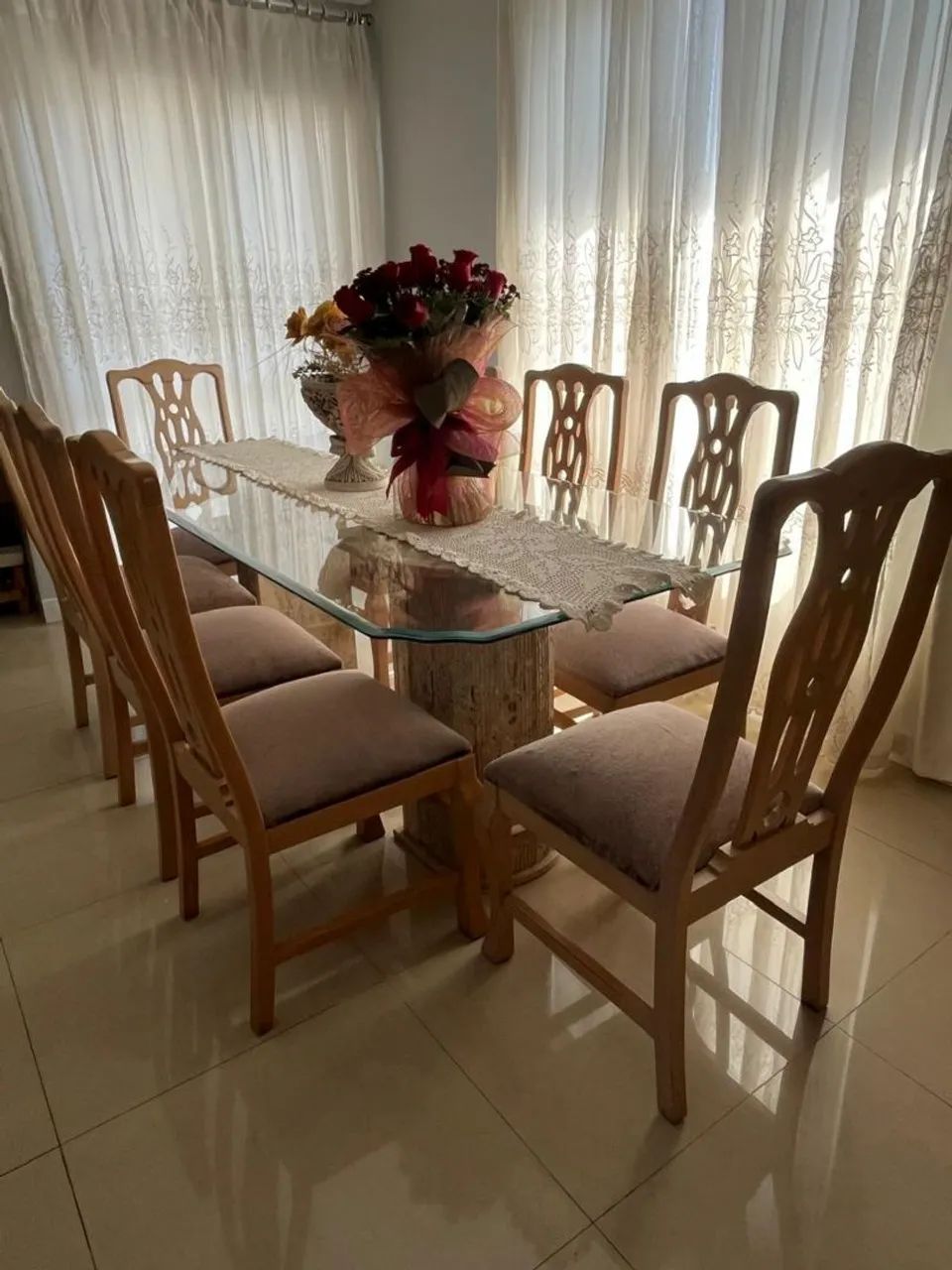 Mesa de vidro com pé de mármore 