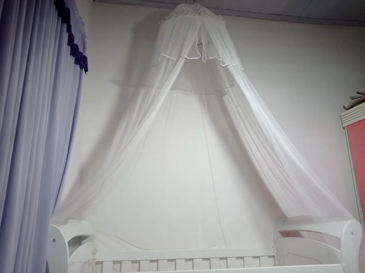 Lindo berço com colchão mosquiteiro e protetorsemi novo  - Foto 4