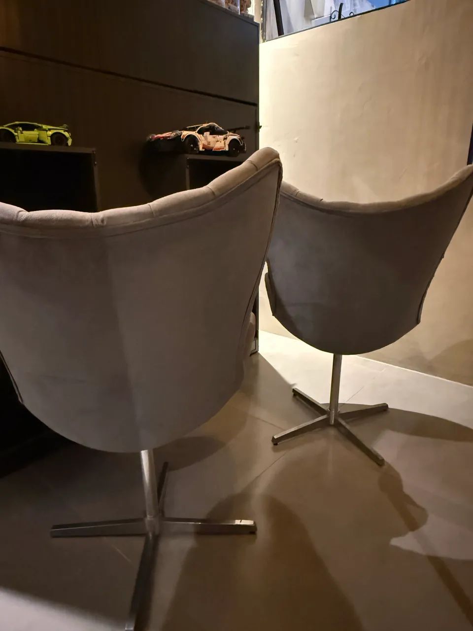 PAR DE POLTRONAS EGG CAPITONÊ GIRATÓRIAS EM SUEDE CINZA - EXCELENTE ESTADO - Foto 4
