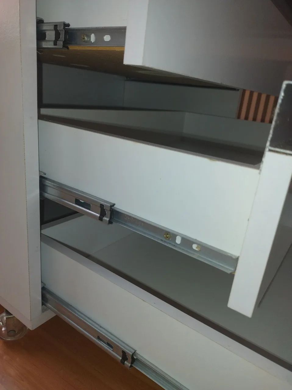 Gabinetes  Brancos com Rodinhas Silicone 60cm - Foto 5