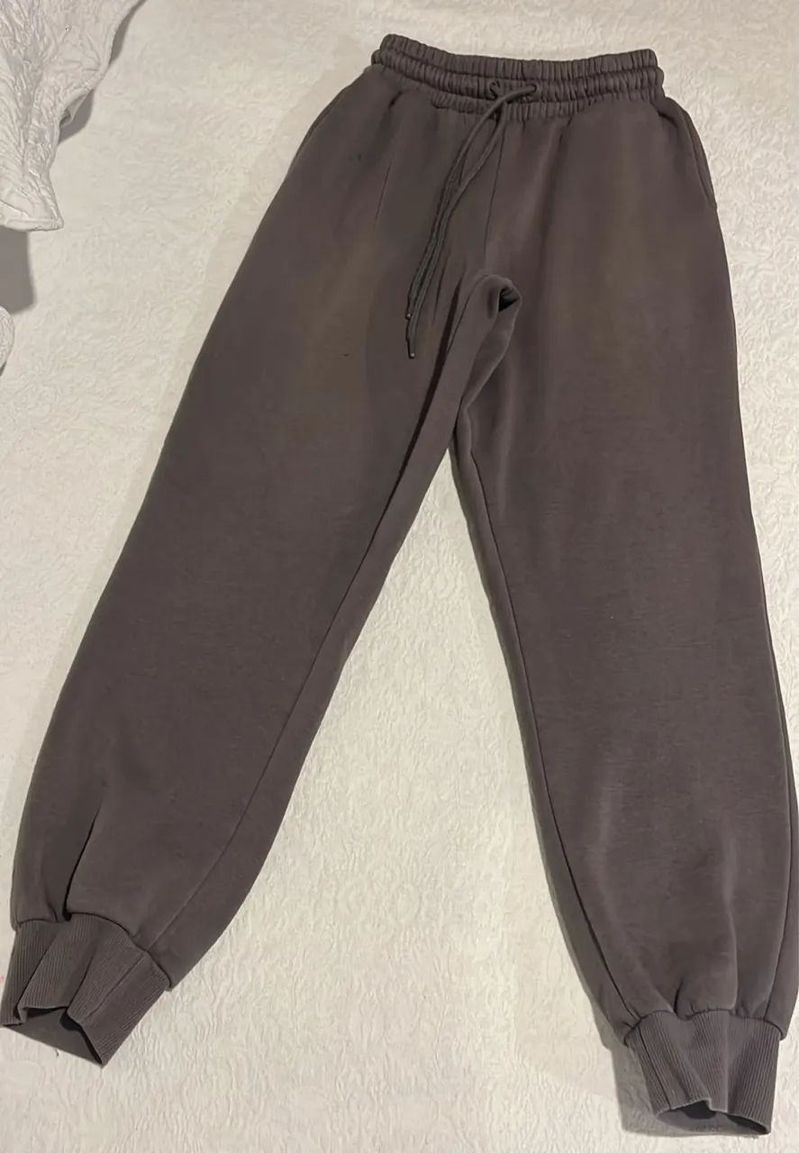 Calça de moletom cinza, tamanho P, da Renner, em ótimo estdo.