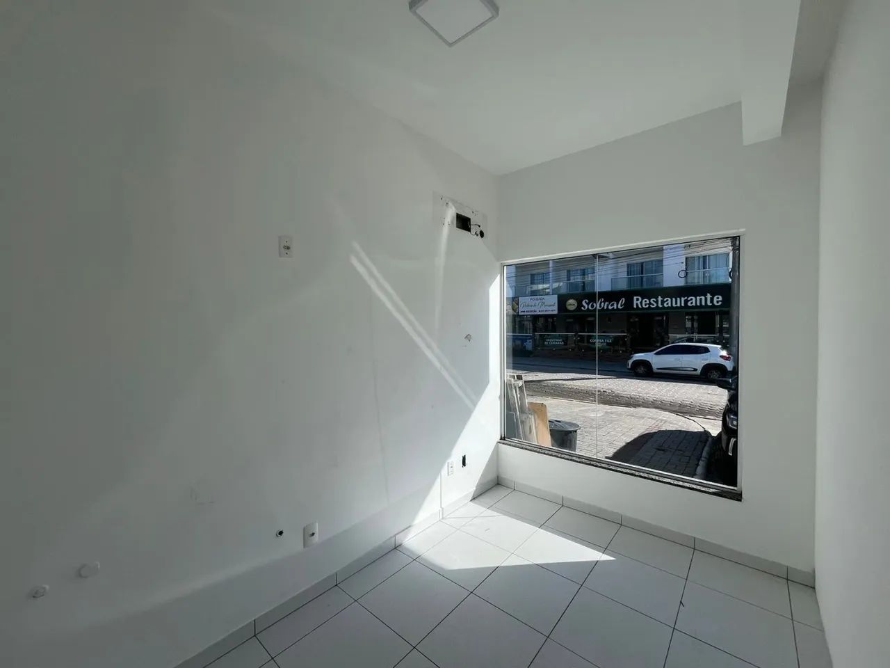 Sala Comercial Térrea com funcionalidade, visibilidade e versatilidade no Mariscal, em Bom - Foto 4