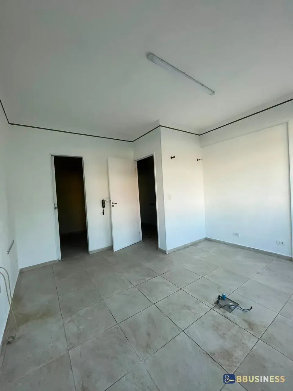 Sala para venda e locação, 36m² com recepção e janela com ventilação natural, Santo Antôni - Foto 5