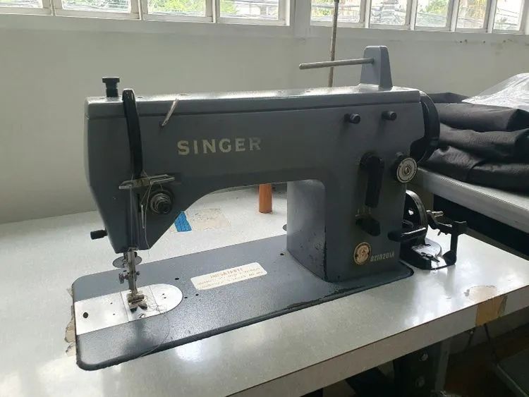 Máquina zigzag bordadeira Singer - Foto 2