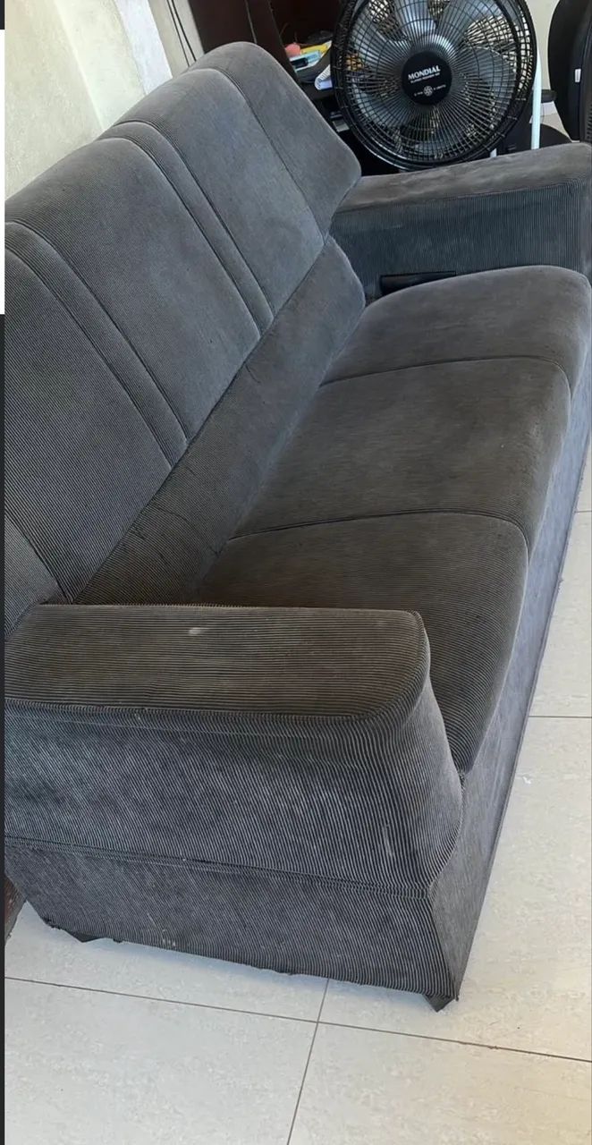 Sofá 3 lugares 300$ e tem o sofá de 2 lugares também 200