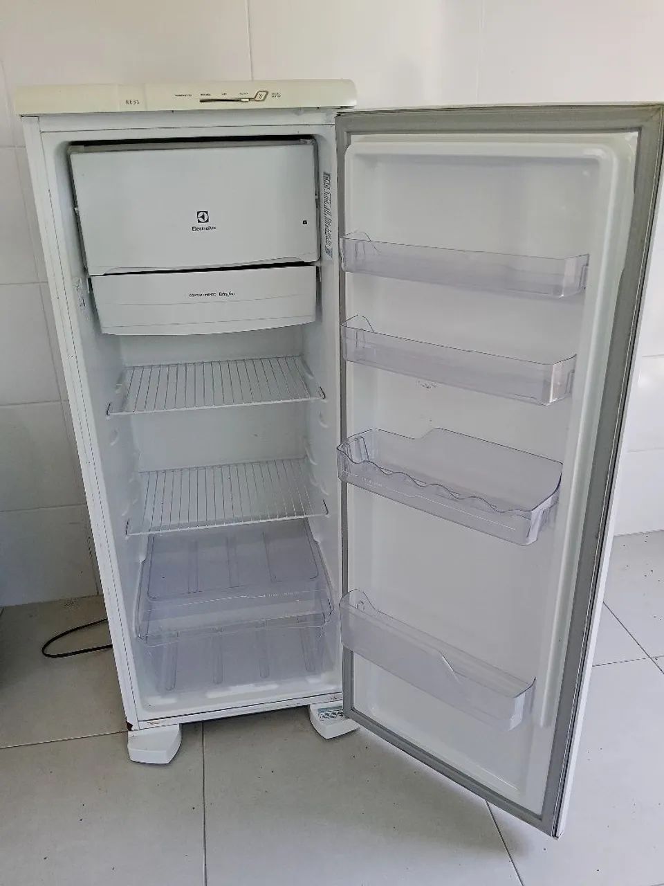 Geladeira Eletrolux 240L