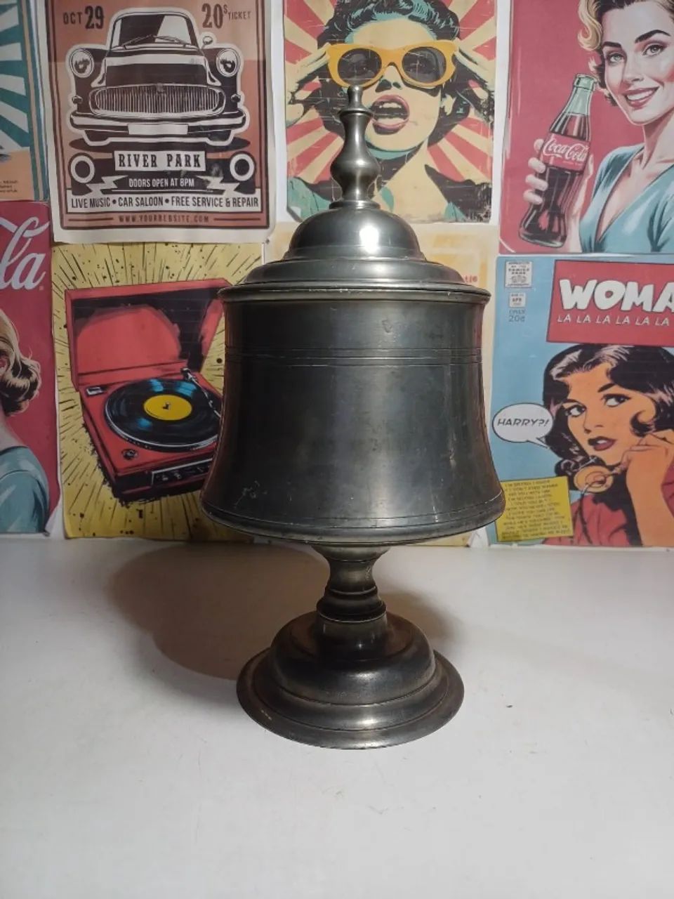 Bomboniere antiga em estanho belissima para decorar.