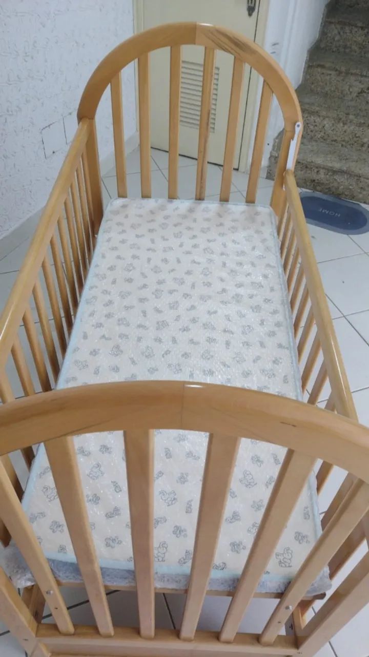 Berço de Madeira Maciça c/ Colchão Novo (Excelente Estado!) - Foto 2