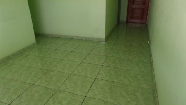 Apto vazio 2 qts, dependência completa, garagem Ref:8
