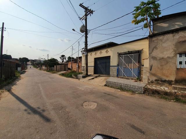 Casa com piscina bem localizada