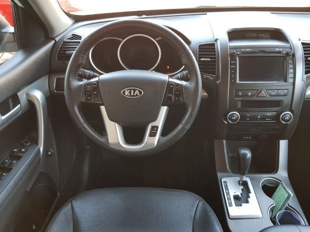 7 lugares Sorento! Versão top na cor branca! Pneus Novos! - Foto 11