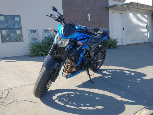 VENDO SUZUKI GSX-S750 AZUL 19/20 COM 10.900KM RODADOS