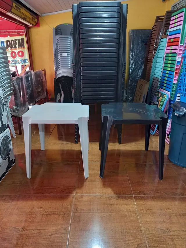 Conjunto de mesa Coruripe com 4 cadeiras plásticas sem braço