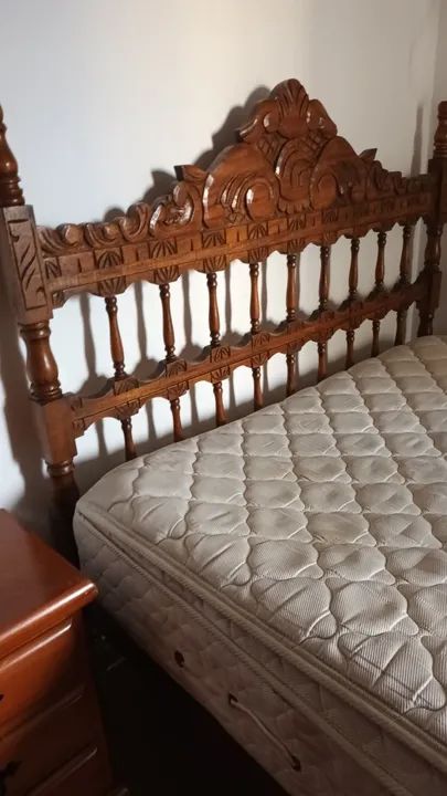 Cama de casal em madeira cerejeira com colchão de molas ensacadas marca Castor - Foto 2