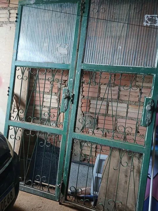 Duas portas  de ferro 