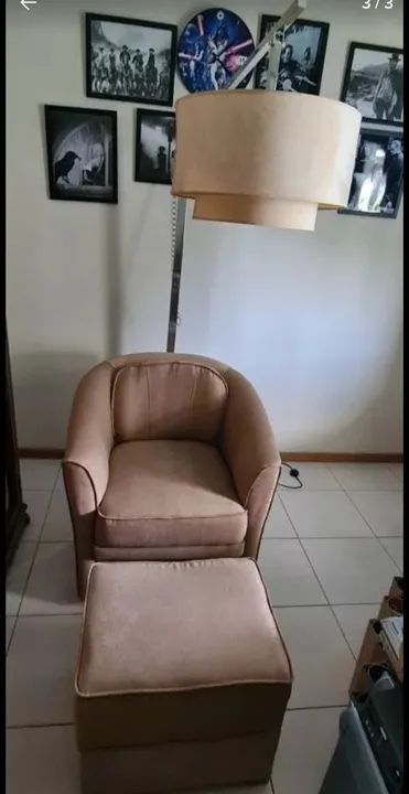 Conjunto de poltrona e luminária
